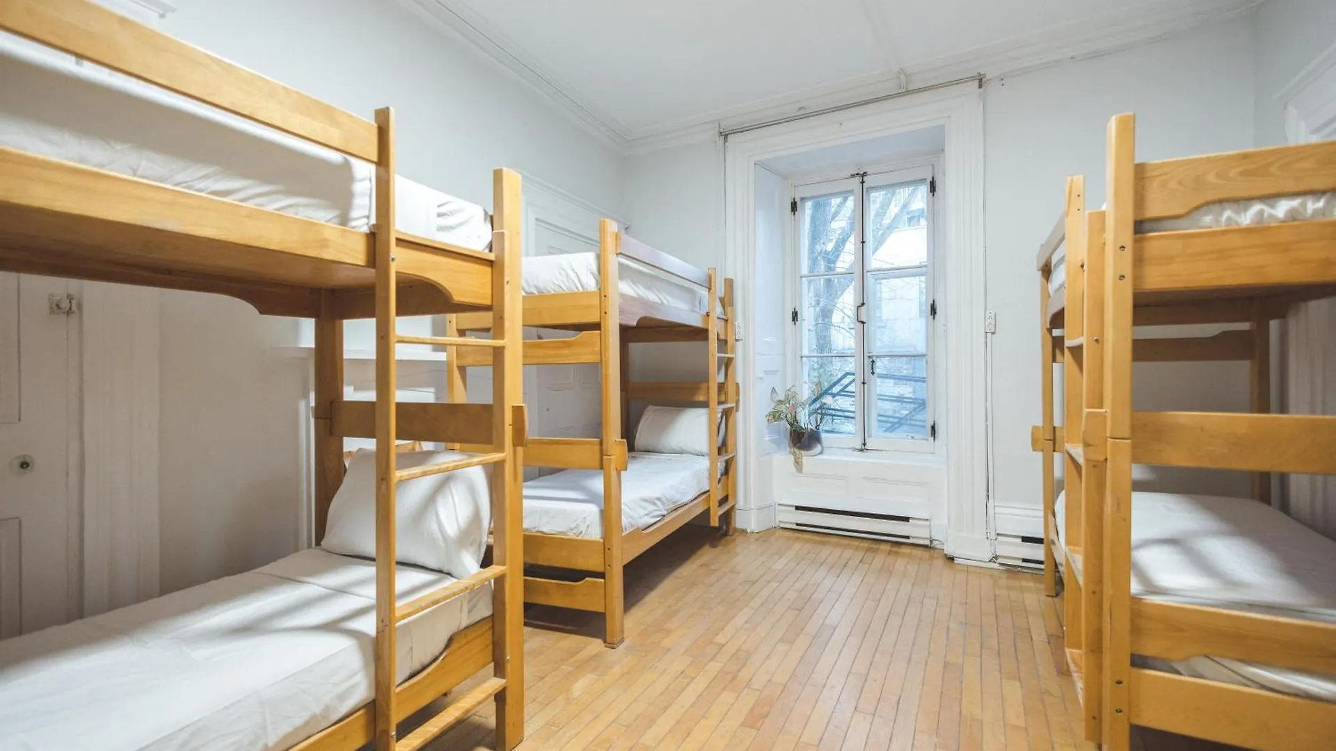 Auberge De La Paix Quebec City Hostel