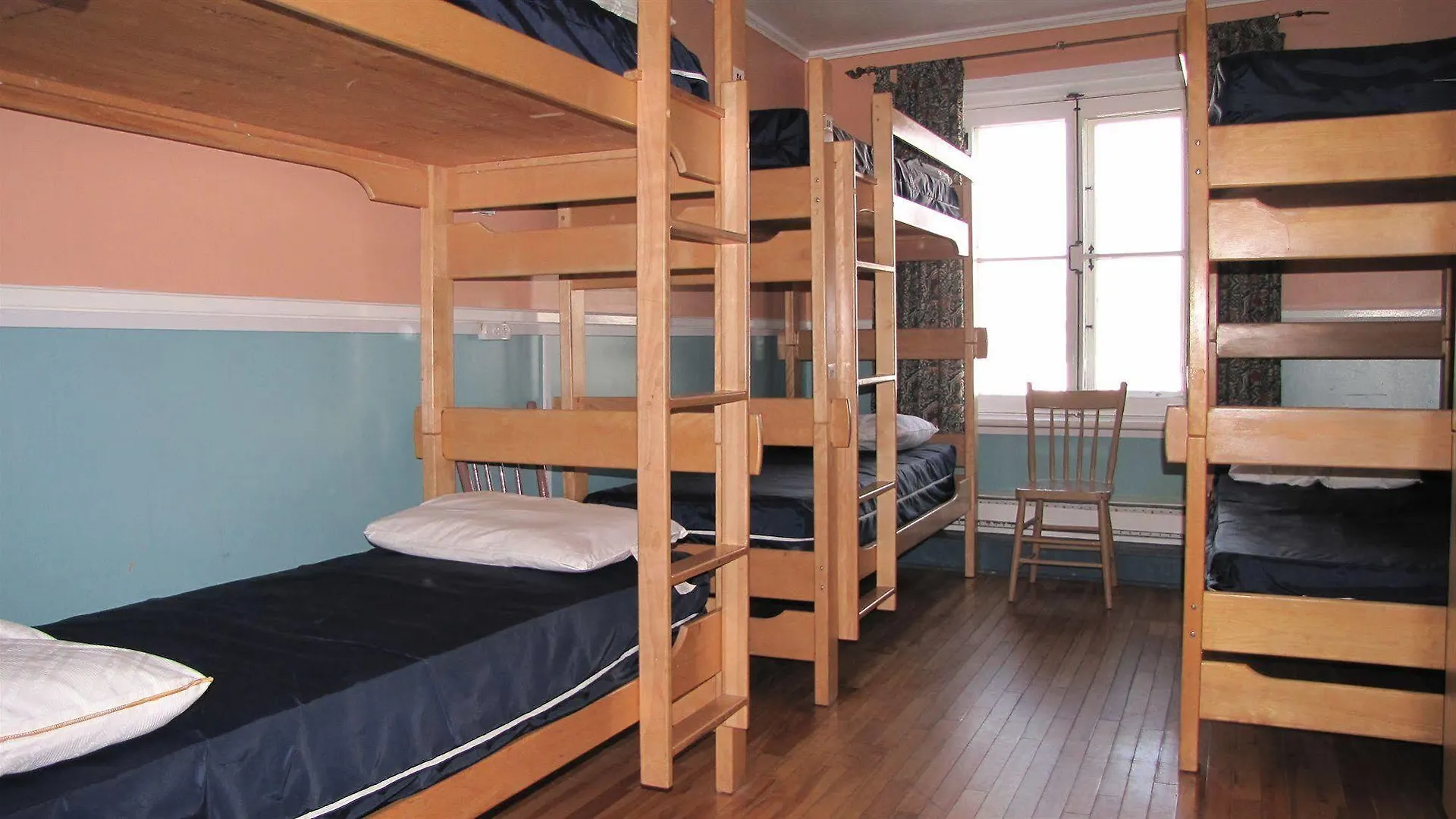 Auberge De La Paix Quebec City Hostel