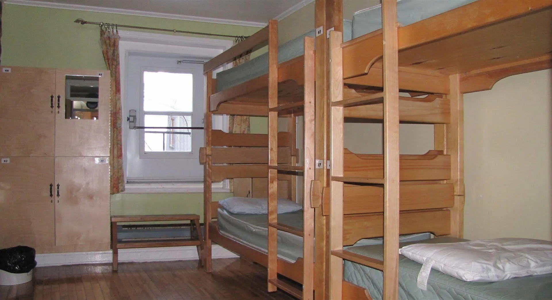 Auberge De La Paix Quebec City Hostel